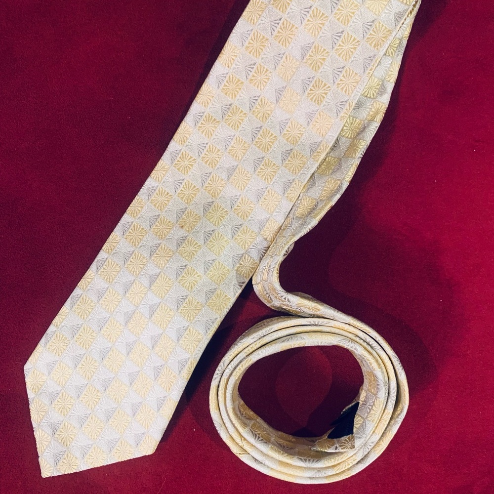 Gold Ermenegildo Zegna tie with pattern